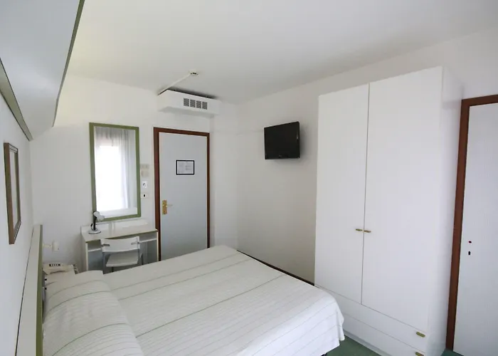 Iris Hotel 3*