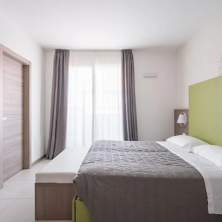 Iris Hotel 3*