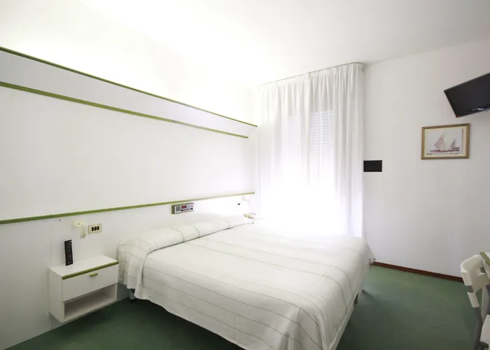 Iris Hotel 3*